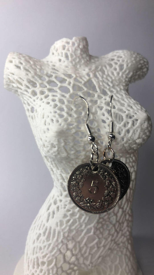 Boucles d'oreilles en monnaie suisse 5 rappen : l'accessoire incontournable de l'année !